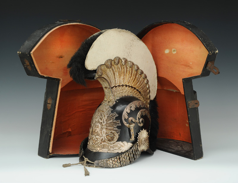 Boîte de transport d’un casque de Gardes-du-Corps du Roi, modèle 1814, complet de sa housse de protection, mais aussi de ses cartons de protection pour la brosse en crins noirs, élément de la plus grande rareté